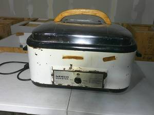 lot 81 image: Vintage Nesco Roaster