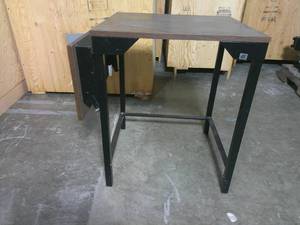 lot 82 image: (24.5H x 20.25W x 18.25D) End Table with Pull Up (10.25W x 18.25D) Tray