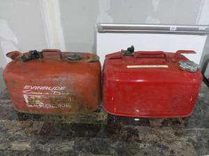 lot 101 image: Set of 2 5 Gallon Evinrude Boat Tanks with Caps