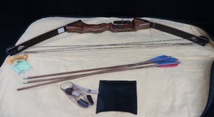 lot 5 image: VINTAGE BROWN BEAR AMO COMPOUND BOW PLUS