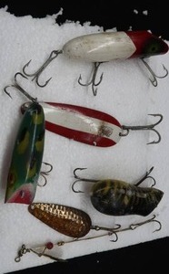lot 23 image: 5 VINTAGE LURES