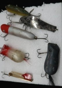 lot 24 image: 6 VINTAGE LURES