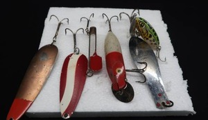 lot 25 image: 6 VINTAGE LURES
