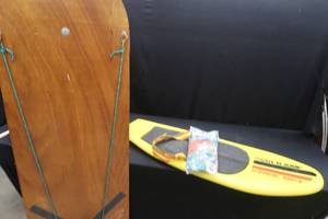 lot 38 image: CUT N JUMP KNEE BOARD, WITH BRAND NEW 75 SKI TOW ROPE, PLUS A BIG BOARD WITH A ROPE ON IT