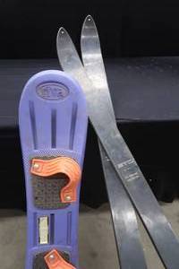 lot 59 image: SNOW SKIS AND A KIDS SNOWBOARD