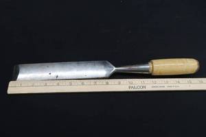 lot 75 image: 1 12 WOOD HANDLED ZENETH CHISEL