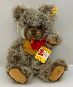 lot 144 image: Vintage 12 Steiff (Zotty Bear) Signed By Hans-Otto Steiff On Paw Dated 1985 On Other Paw EIN 030230