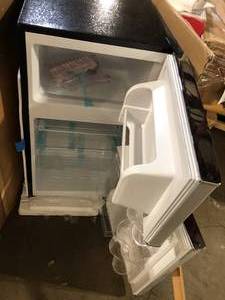 lot 10 image: Frigidaire 3.2 cu. ft. Retro 2-Door Mini Refrigerator in Platinum Design with Top Freezer Customer Returns See Pictures