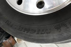 lot 5 image: Set of 2 Steer Tires for Semi - Michelin 27580R24.5