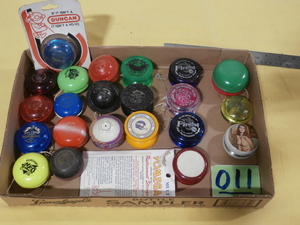 lot 11 image: 22 Vintage Yo-Yos