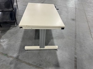 lot 23 image: Manual Adjustable Height Work Table