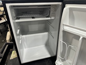 lot 66 image: Emerson Mini Fridge. Model No CP-282B