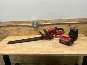 lot 32 image: TORO 60V Cordless Hedge Trimmer Model 51840 with 2.5Ah Battery and Charger