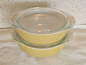 lot 44 image: Harvest Gold Lidded 1.5 Quart Pyrex Casserole Dish Pair