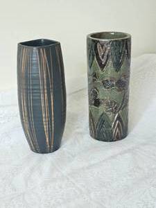 lot 25 image: Pairing of Otagiri Mercantile Earthenware Vases
