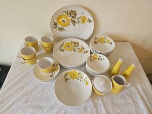 lot 78 image: Mikasa Terra Saffron Pattern Cina Dinnerware Service