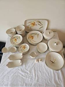 lot 82 image: Winfield China Tiger Iris Pattern