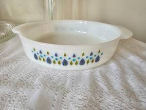 lot 82B image: Household Collection of Kitchen Pyrex
