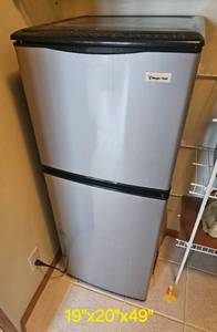 lot 87 image: Magic Chef Refrigerator Freezer