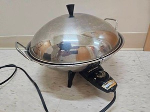 lot 94 image: Farberware Electric Wok