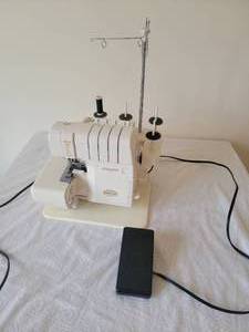 lot 18B image: Baby Lock Imagine Serger Sewing Machine Model BLE1AT