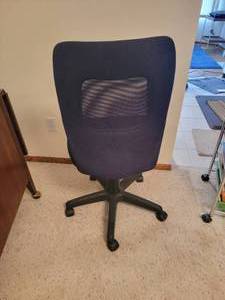 lot 68 image: Black Mesh Office Desk Chair
