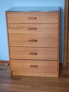 lot 15B image: 5 Drawer Chest of Drawers with Glass Top
