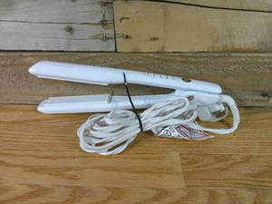 lot 22 image: T3 Lucea Professional Straightening & Styling Iron White