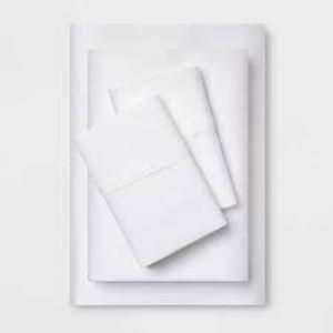 lot 10 image: 400 Thread Count Solid Performance Sheet Set - Threshold-Queen-White