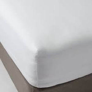 lot 28 image: 300 Thread Count Ultra Soft Fitted Sheet - Threshold-Queen-White