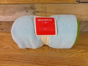 lot 16 image: 50 x 60 Opalhouse Rolled Throw Blanket
