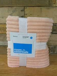 lot 18 image: Room Essentials TwinTwinXL Ribbed Plush Bed Blanket 66 94 Pink