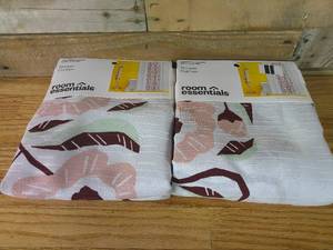 lot 44 image: Set of 2 Room Essentials Folk Floral Print Shower Curtain 72in x 72in