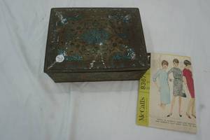Vintage Sewing Tin & Accessories