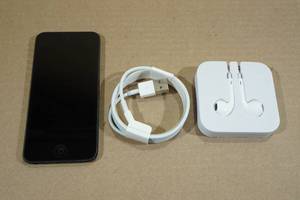 lot 57 image: Apple iPod Touch 7th Generation 32GB