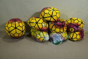 lot 136 image: 8 Biggz Size 5 IndoorOutdoor Soccer Balls