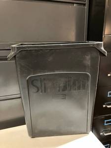 lot 30 image: Rubbermaid Slim Jim Trash Can