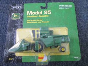 Ertl Model 95 John Deere Combine 1...