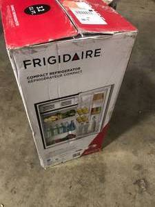 lot 1 image: Frigidaire 3.2 cu. ft. Retro Vintage Compact Mini Refrigerator with Freezer with Platinum Door Design Customer Returns See Pictures