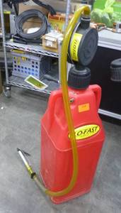 Portable 10.5 gallon gas tank with pump