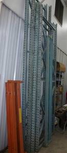 Teardrop pallet racking