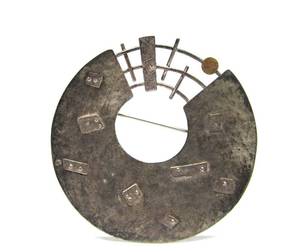 lot 2 image: Wonderful Vintage Mid Century Hand Hammered Sterling & 18K Gold Brooch 
