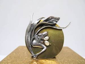 lot 9 image: Sculptural Vintage Art Nouveau Brooch wMaiden & Pearls
