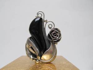 lot 20 image: Lovely Signed Southwestern Sterling Silver & Black Onyx Pendant
