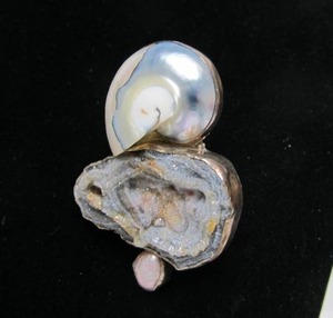 lot 27 image: Sterling Silver Shell & Pear Brooch Pendant