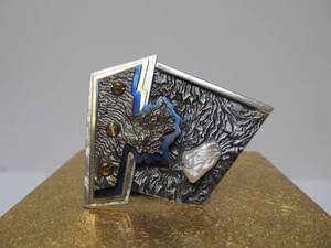 lot 29 image: Impressive Sterling Silver, Pearl & Mixed Metal Brooch by Rishar Miranda