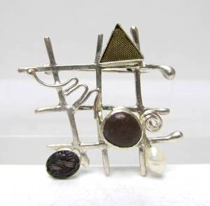 lot 39 image: Abstract Modernist Brooch wStone & Pearl