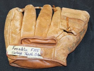 lot 135 image: Vintage Franklin #F105 Youth Baseball Glove