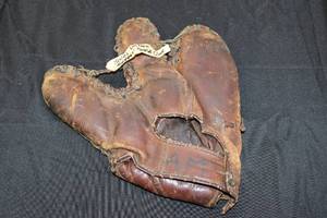 lot 137 image: Vintage Wilson #G1347 Wilson Trapper Baseball Glove  Circa 1940s