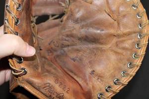 lot 138 image: Vintage MacGregor #G222 First Baseman Baseball Glove